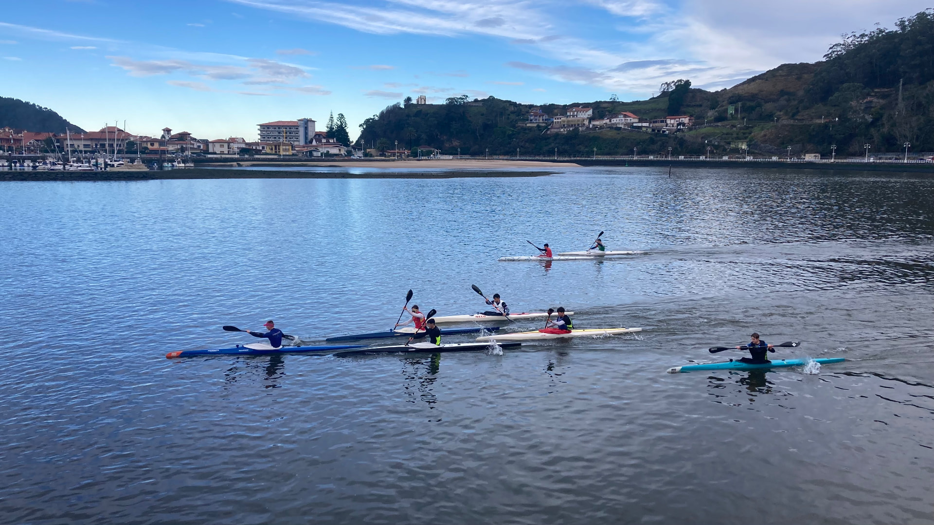 Entrenamiento en grupo en la ría de Ribadesella