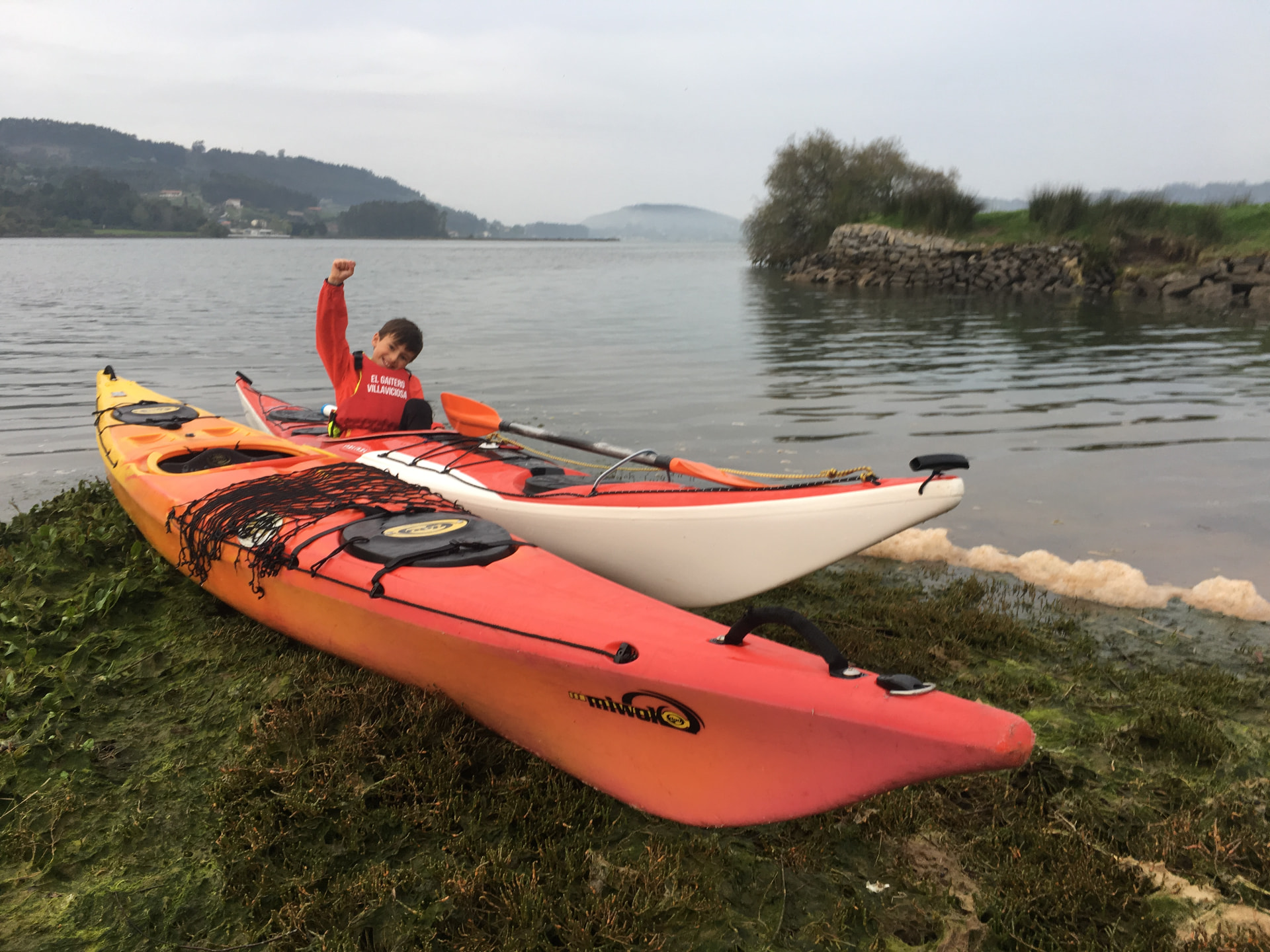 Kayaks varados en la orilla de la ría